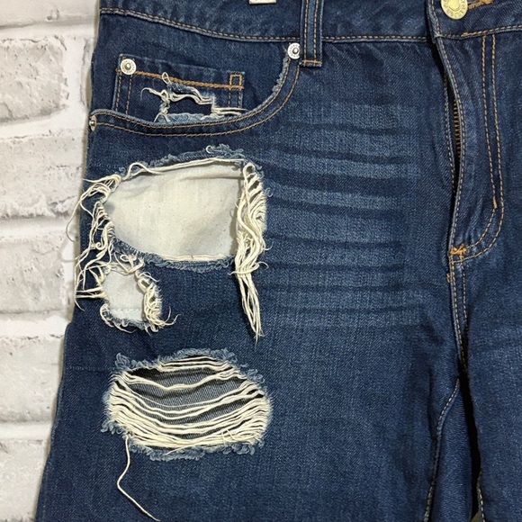 Garage Distressed Denim Shorts- measurements suggest size 8 - Picture 7 of 10